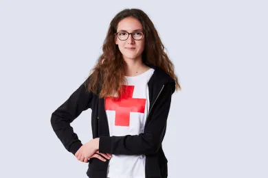 Jael Weber mit Rotkreuz T-Shirt