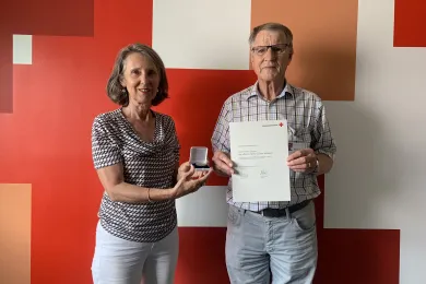 Erica züst übergibt Peter Troxler die Medaille
